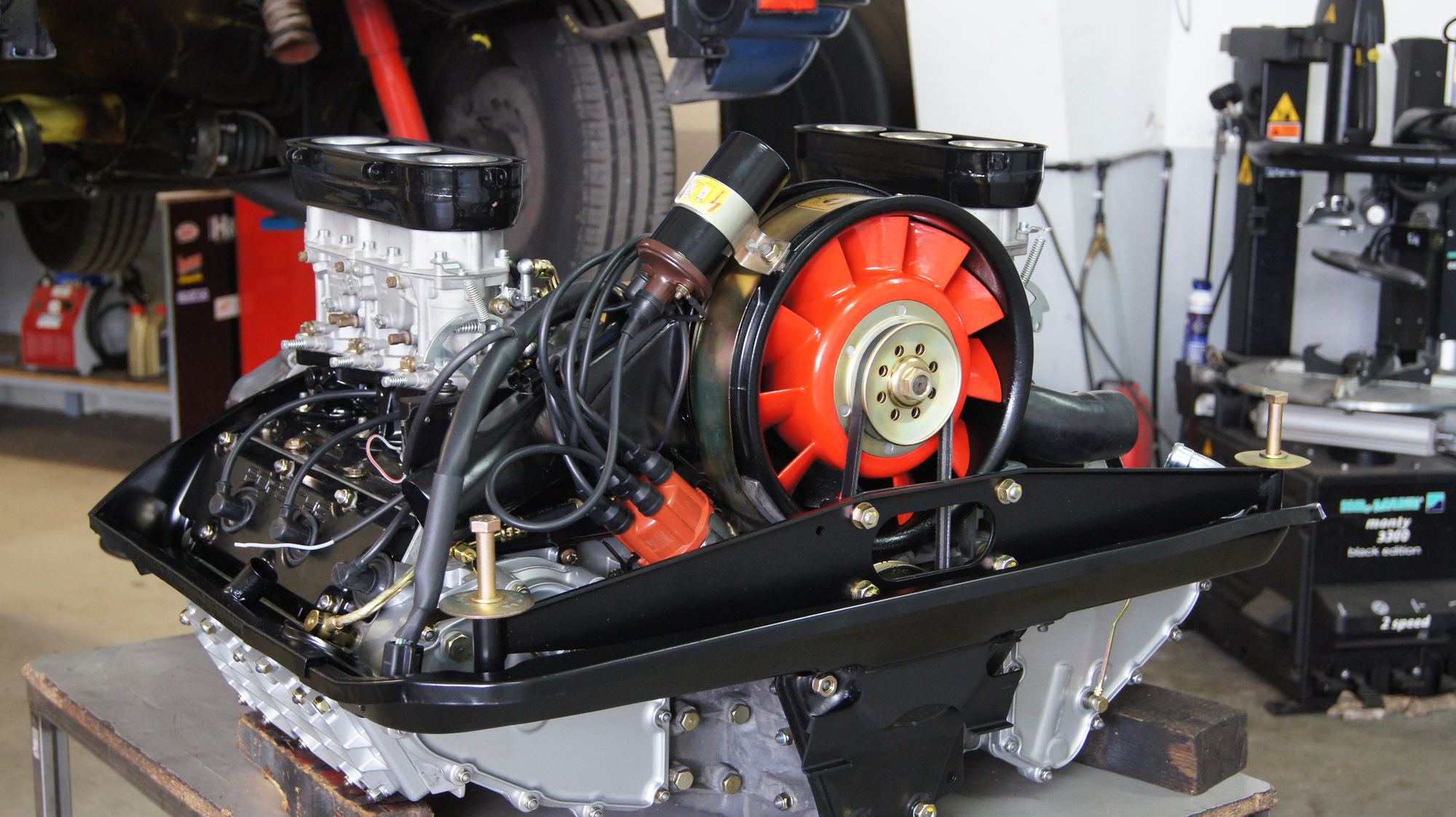 Klassischer luftgekühlter Porsche 911 Motor auf dem Motorständer bei RTM-Motorsport