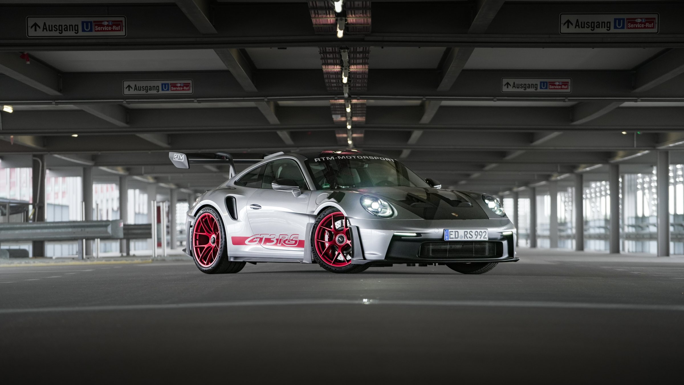 RTM-Motorsport Porsche GT3 RS im Parkhaus