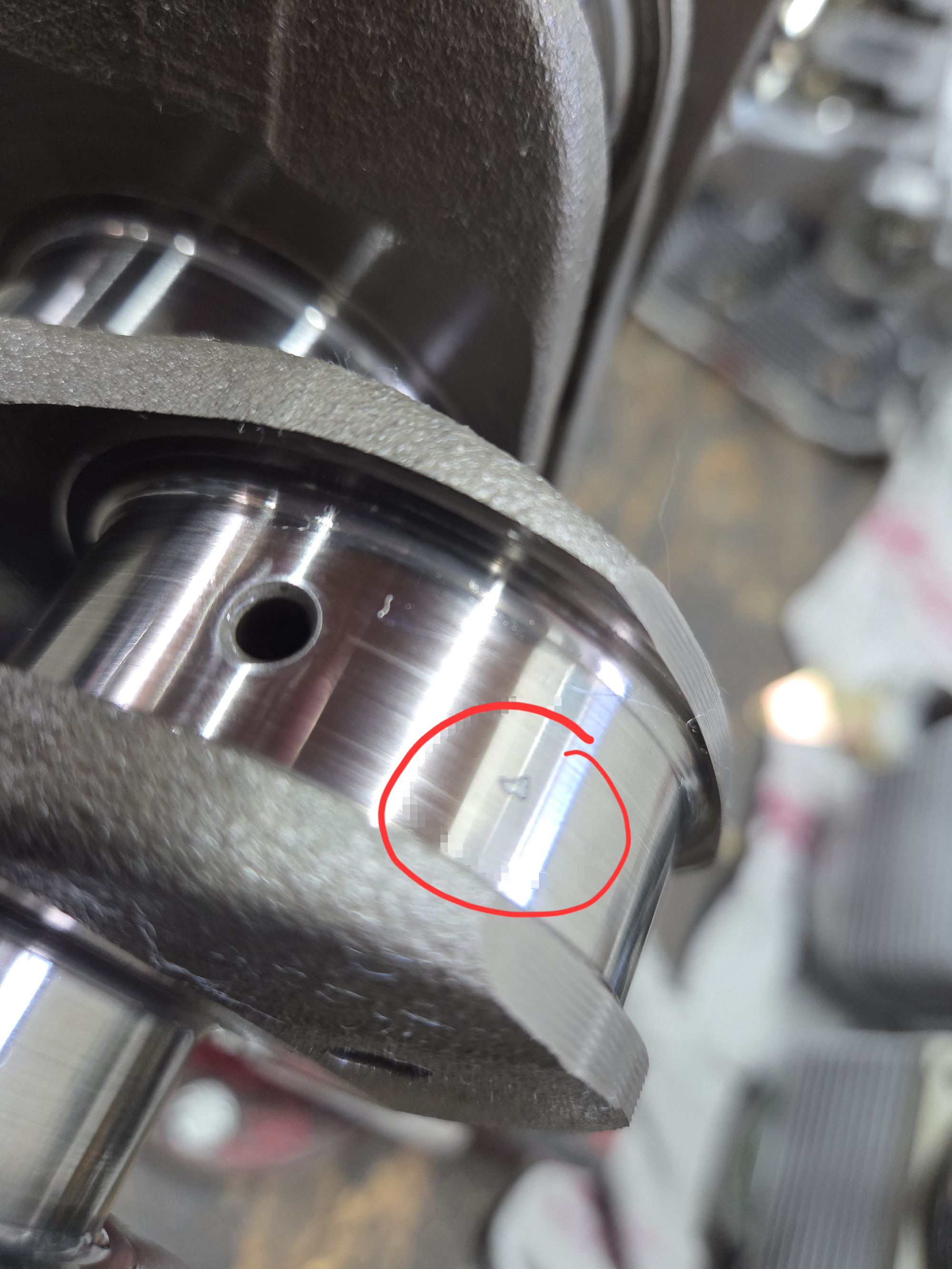 Markierte Beschädigung an einer Porsche Kurbelwelle bei der Befunderstellung