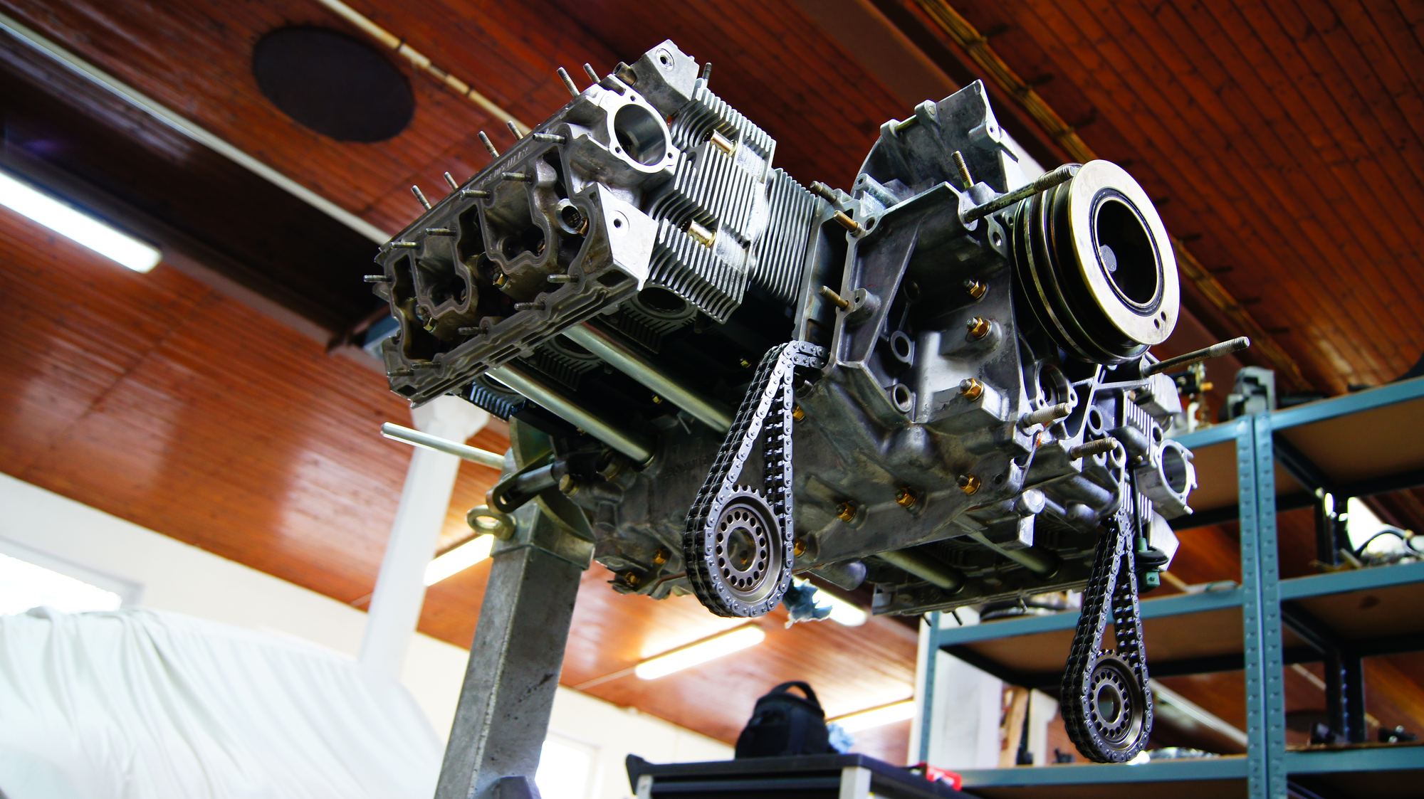Porsche Motor während der Montage in der RTM-Motorsport Werkstatt