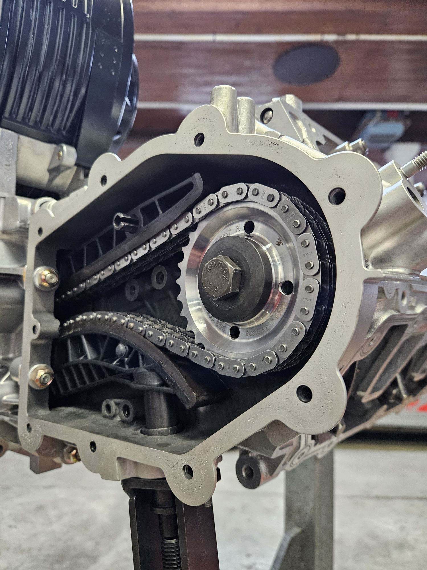 Detailansicht der Steuerkette an einem Porsche Motor bei RTM-Motorsport